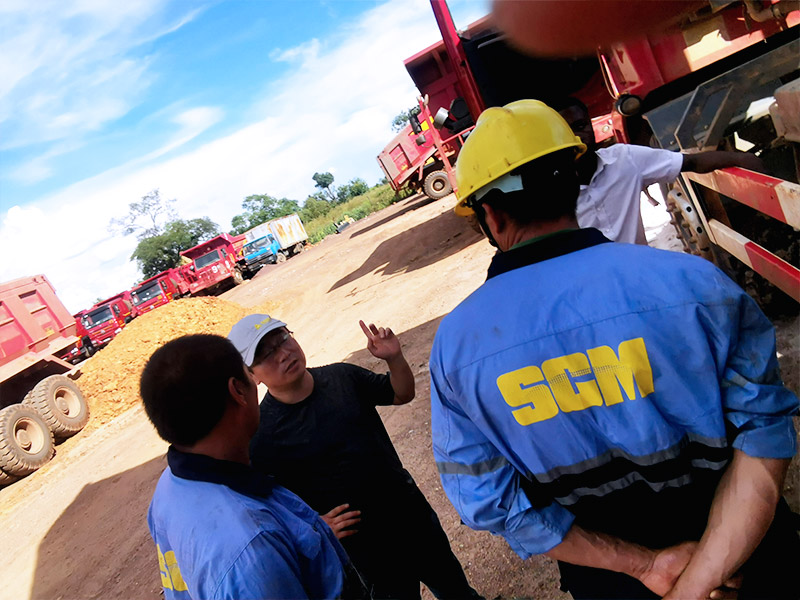 利卡西矿区，售后服务师傅向70吨矿卡大客户讲解矿山霸王自卸车的保养注意事项。
